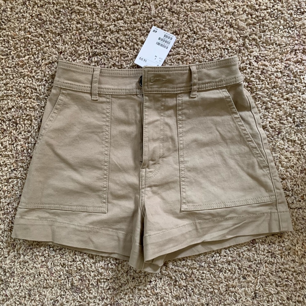 High-waisted khaki shorts